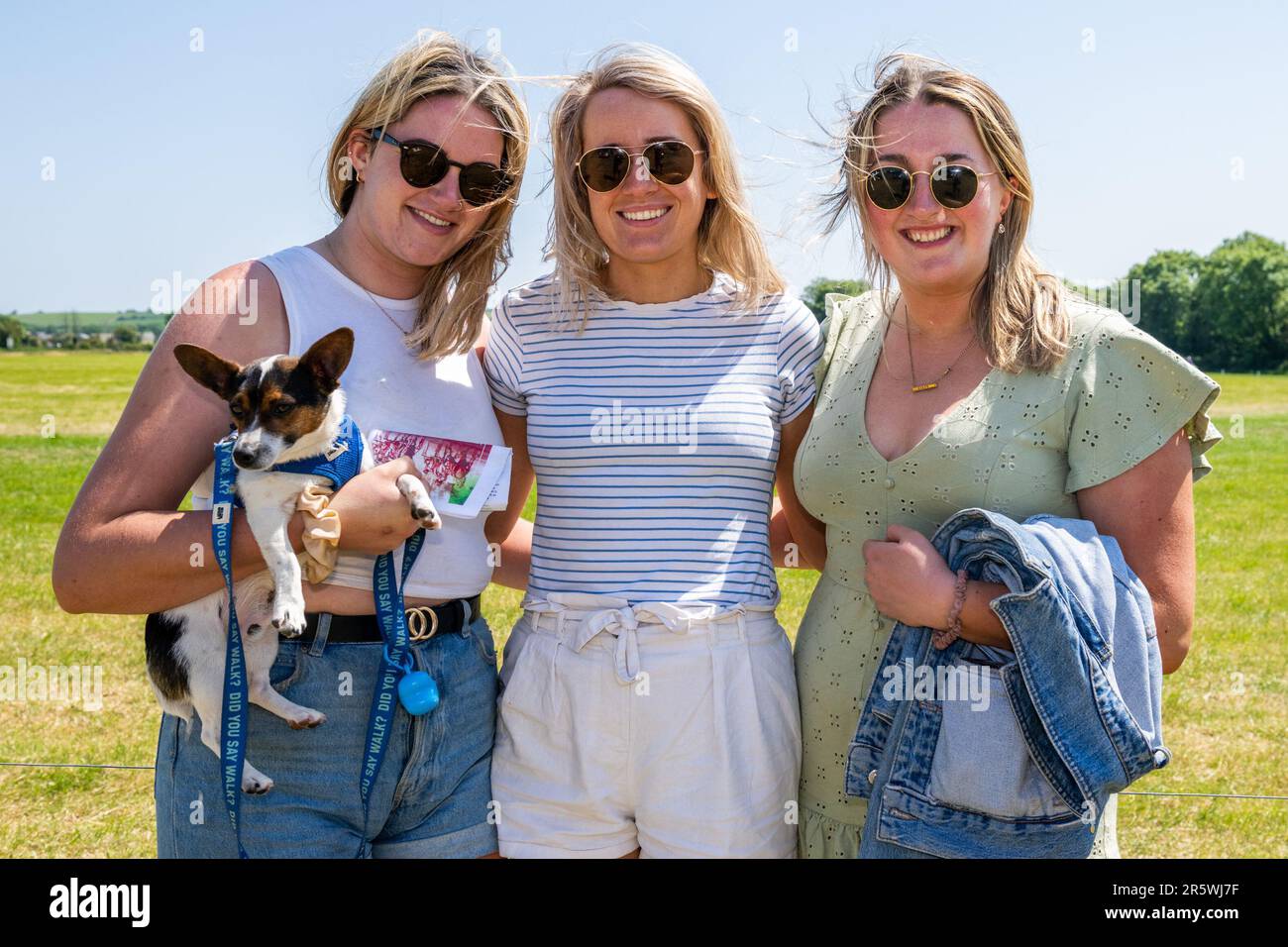 Lyre, West Cork, Irland. 5. Juni 2023. Die Irish Harness Racing Association (IHRA) veranstaltete in Lyre in der Nähe von Clonakilty über das Feiertagswochenende eine irische amerikanische Feier. Der Feiertag war der Abschlusstag mit einer 8-Dollar-Rennkarte und einer Menge Zuschauer. Am Wettkampftag waren Ciara O'Mahony, Rosscarbery, mit ihrem Hund 'Benji; Aoife Harrington, Skibbereen und Ailís O'Mahony, Rosscarbery. Kredit: AG News/Alamy Live News Stockfoto