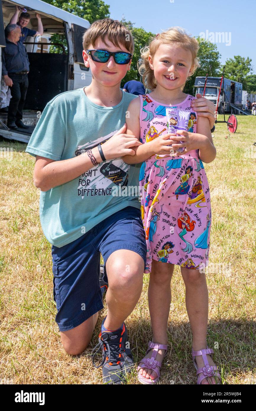 Lyre, West Cork, Irland. 5. Juni 2023. Die Irish Harness Racing Association (IHRA) veranstaltete in Lyre in der Nähe von Clonakilty über das Feiertagswochenende eine irische amerikanische Feier. Der Feiertag war der Abschlusstag mit einer 8-Dollar-Rennkarte und einer Menge Zuschauer. Benjamin und Charlotte O'Donovan-Bachelet aus Knockskeagh genossen den Wettkampftag. Kredit: AG News/Alamy Live News Stockfoto