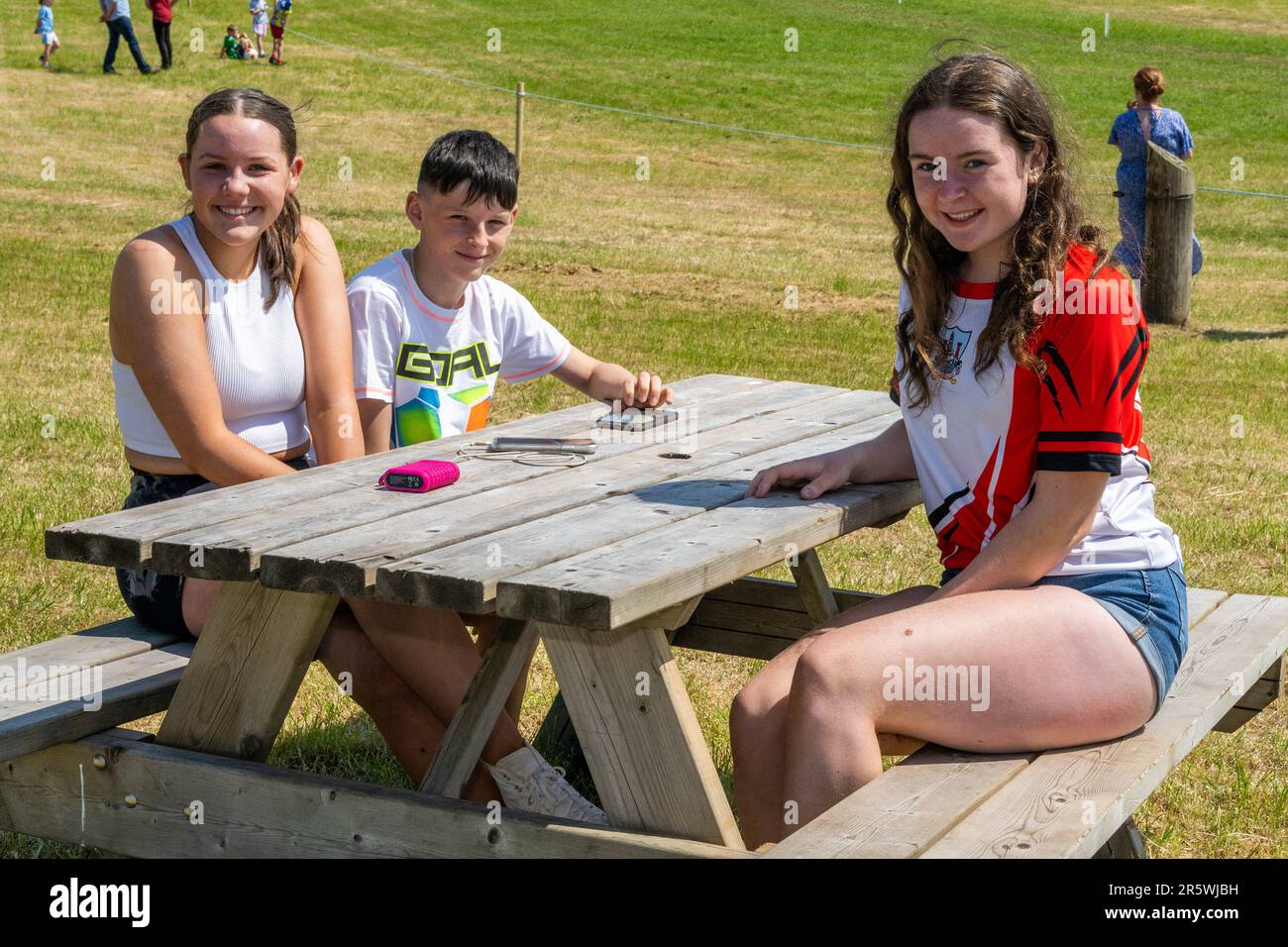 Lyre, West Cork, Irland. 5. Juni 2023. Die Irish Harness Racing Association (IHRA) veranstaltete in Lyre in der Nähe von Clonakilty über das Feiertagswochenende eine irische amerikanische Feier. Der Feiertag war der Abschlusstag mit einer 8-Dollar-Rennkarte und einer Menge Zuschauer. Aine O'Donnell und Josh und Tara O'Farrell aus Dunmanway genossen den Wettkampftag. Kredit: AG News/Alamy Live News Stockfoto