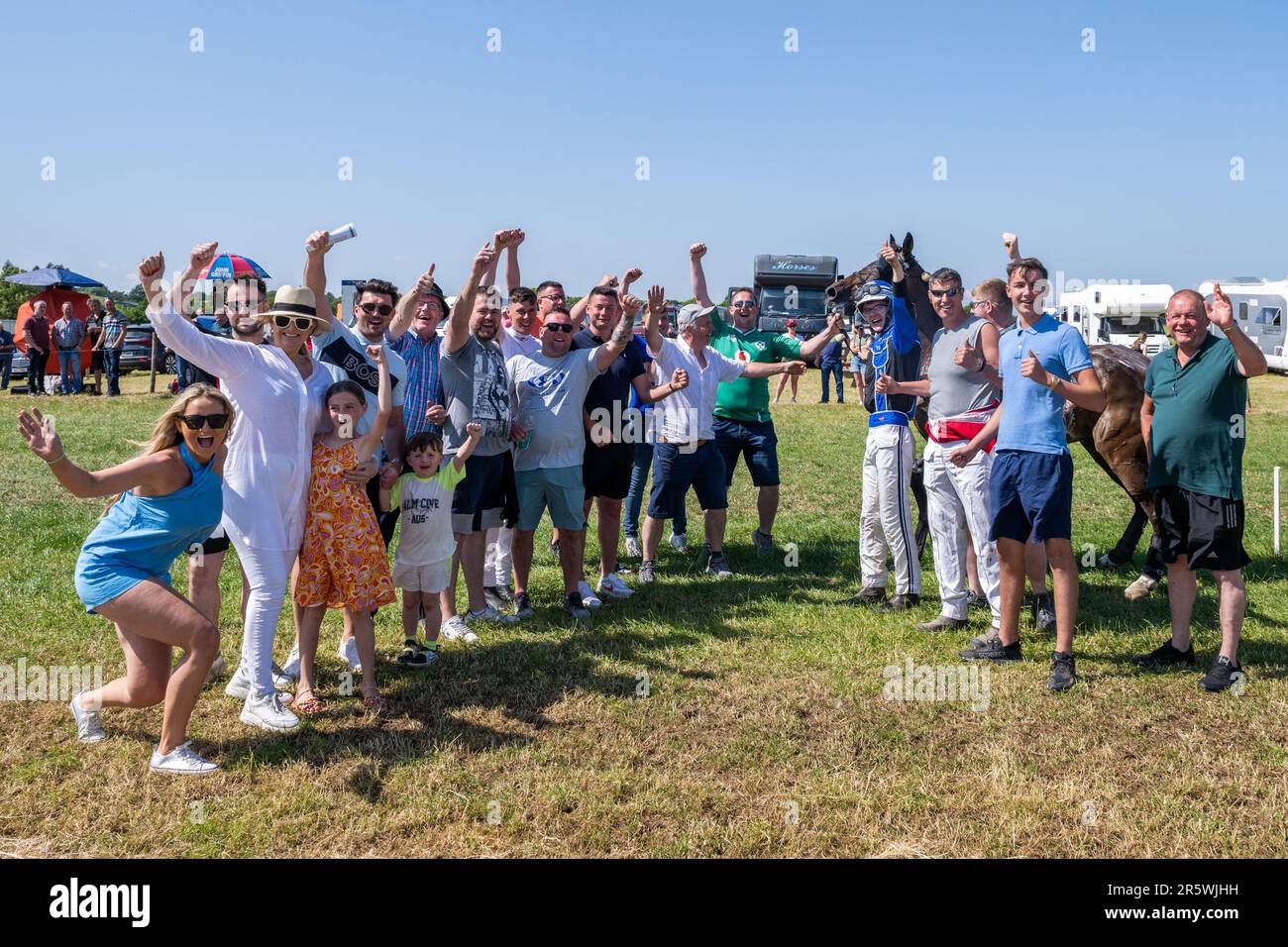 Lyre, West Cork, Irland. 5. Juni 2023. Die Irish Harness Racing Association (IHRA) veranstaltete in Lyre in der Nähe von Clonakilty über das Feiertagswochenende eine irische amerikanische Feier. Der Feiertag war der Abschlusstag mit einer 8-Dollar-Rennkarte und einer Menge Zuschauer. Rennen 5 wurde von „Fina Mix“ gewonnen, der von Oisin Quill gefahren wurde. Kredit: AG News/Alamy Live News Stockfoto