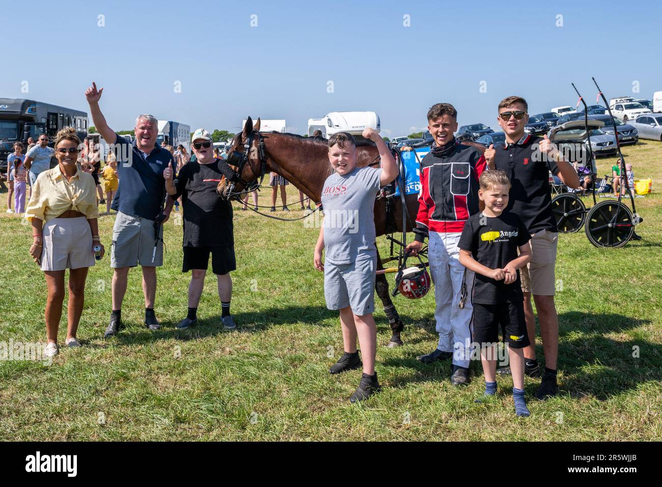 Lyre, West Cork, Irland. 5. Juni 2023. Die Irish Harness Racing Association (IHRA) veranstaltete in Lyre in der Nähe von Clonakilty über das Feiertagswochenende eine irische amerikanische Feier. Der Feiertag war der Abschlusstag mit einer 8-Dollar-Rennkarte und einer Menge Zuschauer. Rennen 6 wurde von „Northern Pride“ gewonnen, angetrieben von Troy McAleer. Kredit: AG News/Alamy Live News Stockfoto