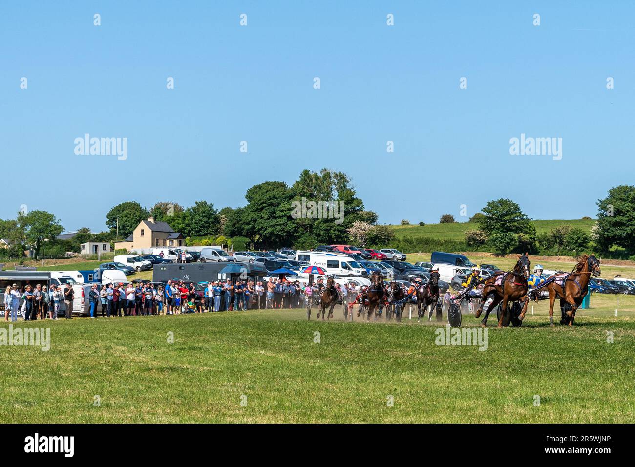 Lyre, West Cork, Irland. 5. Juni 2023. Die Irish Harness Racing Association (IHRA) veranstaltete in Lyre in der Nähe von Clonakilty über das Feiertagswochenende eine irische amerikanische Feier. Der Feiertag war der Abschlusstag mit einer 8-Dollar-Rennkarte und einer Menge Zuschauer. Das Rennen 7 wurde von „Elysium D'Ostal“ gewonnen, angetrieben von Martin Loughran. Kredit: AG News/Alamy Live News Stockfoto