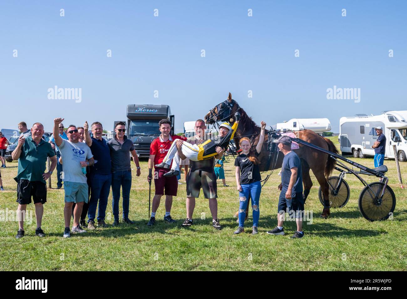 Lyre, West Cork, Irland. 5. Juni 2023. Die Irish Harness Racing Association (IHRA) veranstaltete in Lyre in der Nähe von Clonakilty über das Feiertagswochenende eine irische amerikanische Feier. Der Feiertag war der Abschlusstag mit einer 8-Dollar-Rennkarte und einer Menge Zuschauer. Das Rennen 7 wurde von „Elysium D'Ostal“ gewonnen, angetrieben von Martin Loughran. Kredit: AG News/Alamy Live News Stockfoto