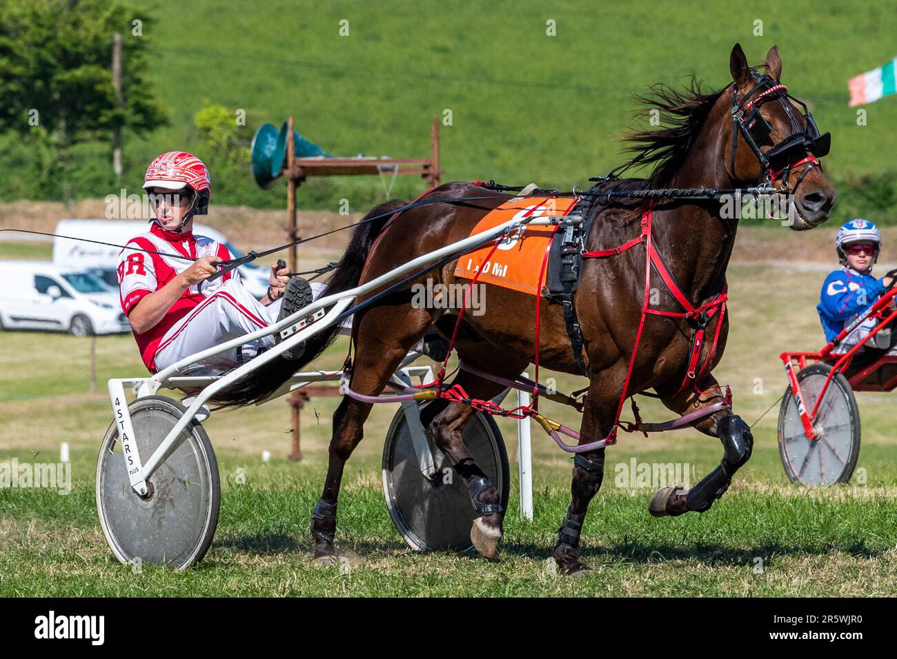 Lyre, West Cork, Irland. 5. Juni 2023. Die Irish Harness Racing Association (IHRA) veranstaltete in Lyre in der Nähe von Clonakilty über das Feiertagswochenende eine irische amerikanische Feier. Der Feiertag war der Abschlusstag mit einer 8-Dollar-Rennkarte und einer Menge Zuschauer. Das Rennen 8 wurde von „Rhyds Rival“ gewonnen, der von Billy Roche gefahren wurde. Kredit: AG News/Alamy Live News Stockfoto