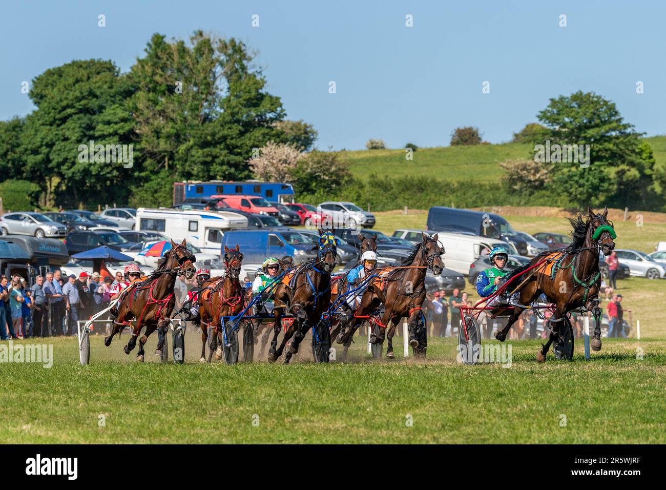 Lyre, West Cork, Irland. 5. Juni 2023. Die Irish Harness Racing Association (IHRA) veranstaltete in Lyre in der Nähe von Clonakilty über das Feiertagswochenende eine irische amerikanische Feier. Der Feiertag war der Abschlusstag mit einer 8-Dollar-Rennkarte und einer Menge Zuschauer. Das Rennen 8 wurde von „Rhyds Rival“ gewonnen, der von Billy Roche gefahren wurde. Kredit: AG News/Alamy Live News Stockfoto