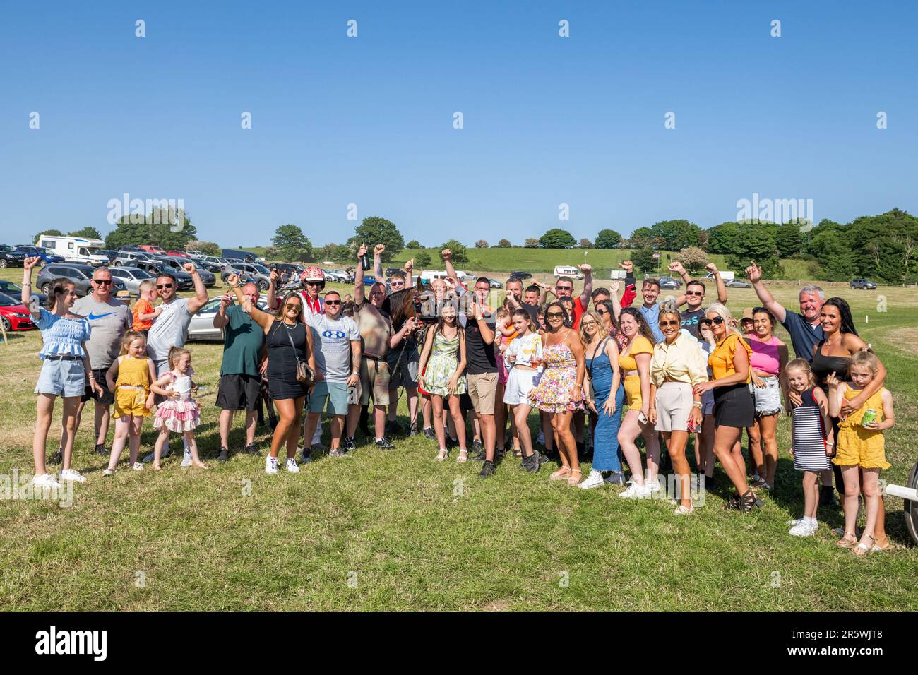 Lyre, West Cork, Irland. 5. Juni 2023. Die Irish Harness Racing Association (IHRA) veranstaltete in Lyre in der Nähe von Clonakilty über das Feiertagswochenende eine irische amerikanische Feier. Der Feiertag war der Abschlusstag mit einer 8-Dollar-Rennkarte und einer Menge Zuschauer. Das Rennen 8 wurde von „Rhyds Rival“ gewonnen, der von Billy Roche gefahren wurde. Kredit: AG News/Alamy Live News Stockfoto