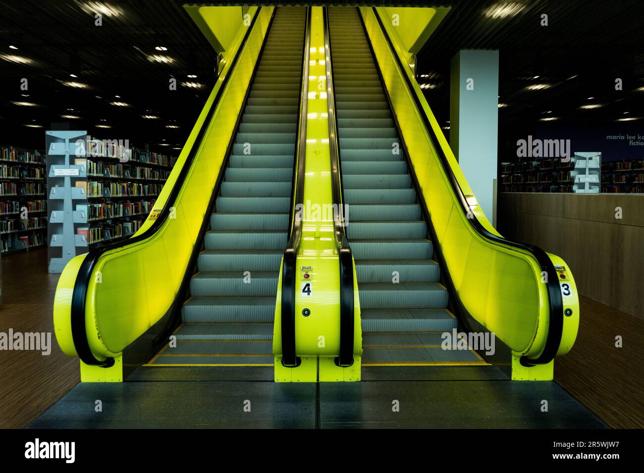 Eine Rolltreppe ist in einem Einzelhandelsbuchladen gut sichtbar und bietet Kunden einen einfachen Zugang zu den oberen Ebenen des Geschäfts Stockfoto