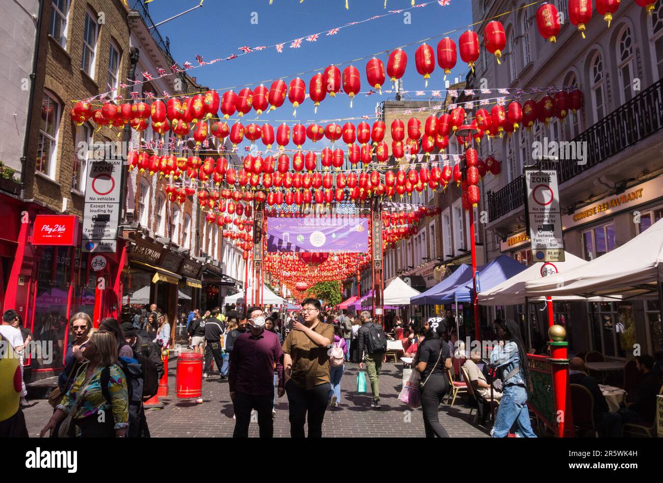Touristenmassen und rote Papierlaternen auf der Gerrard Street in Chinatown, Soho, im Zentrum von London, England, Großbritannien Stockfoto