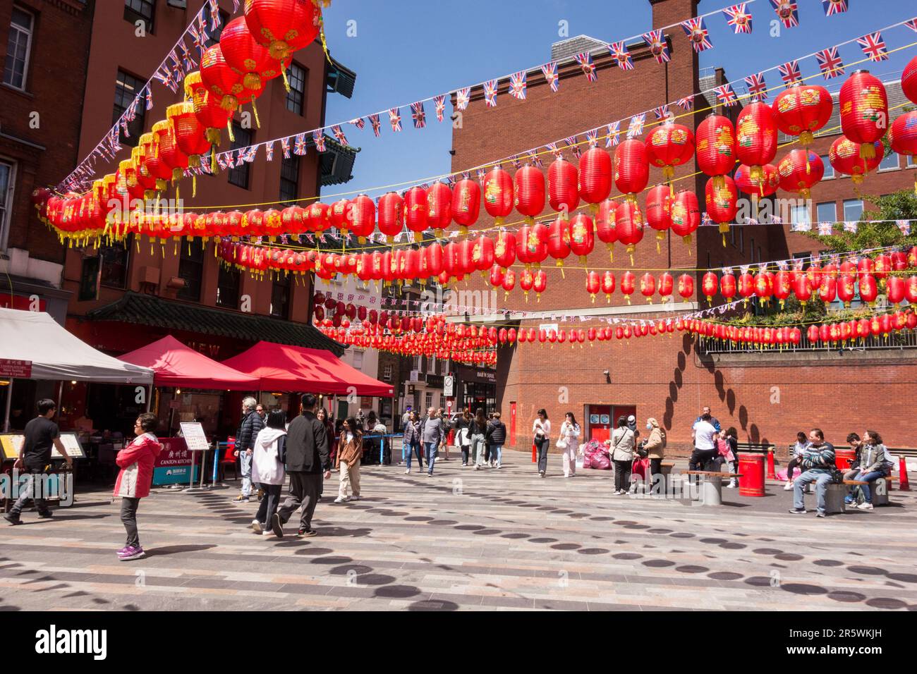 Rote Papierlaternen auf Newport Place in Chinatown, Soho, im Zentrum von London, England, Großbritannien Stockfoto