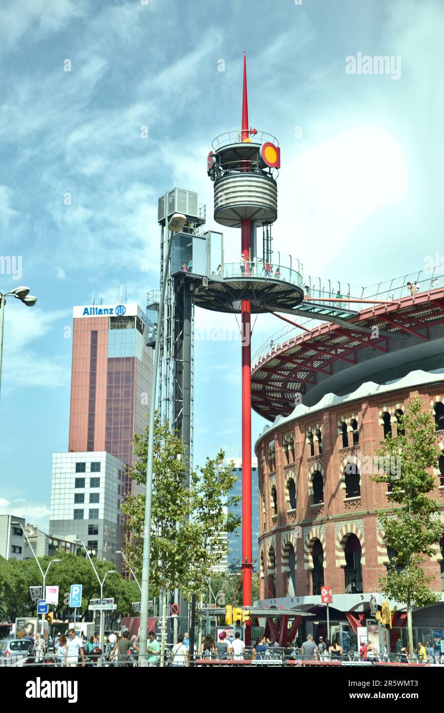 Barcelona, Spanien - August 17. 2014 : Fokus auf den Arenen der Stadt. Es ist ein Einkaufszentrum, das im antiken „Plaza de Toros Las Arenas“ erbaut wurde. Stockfoto