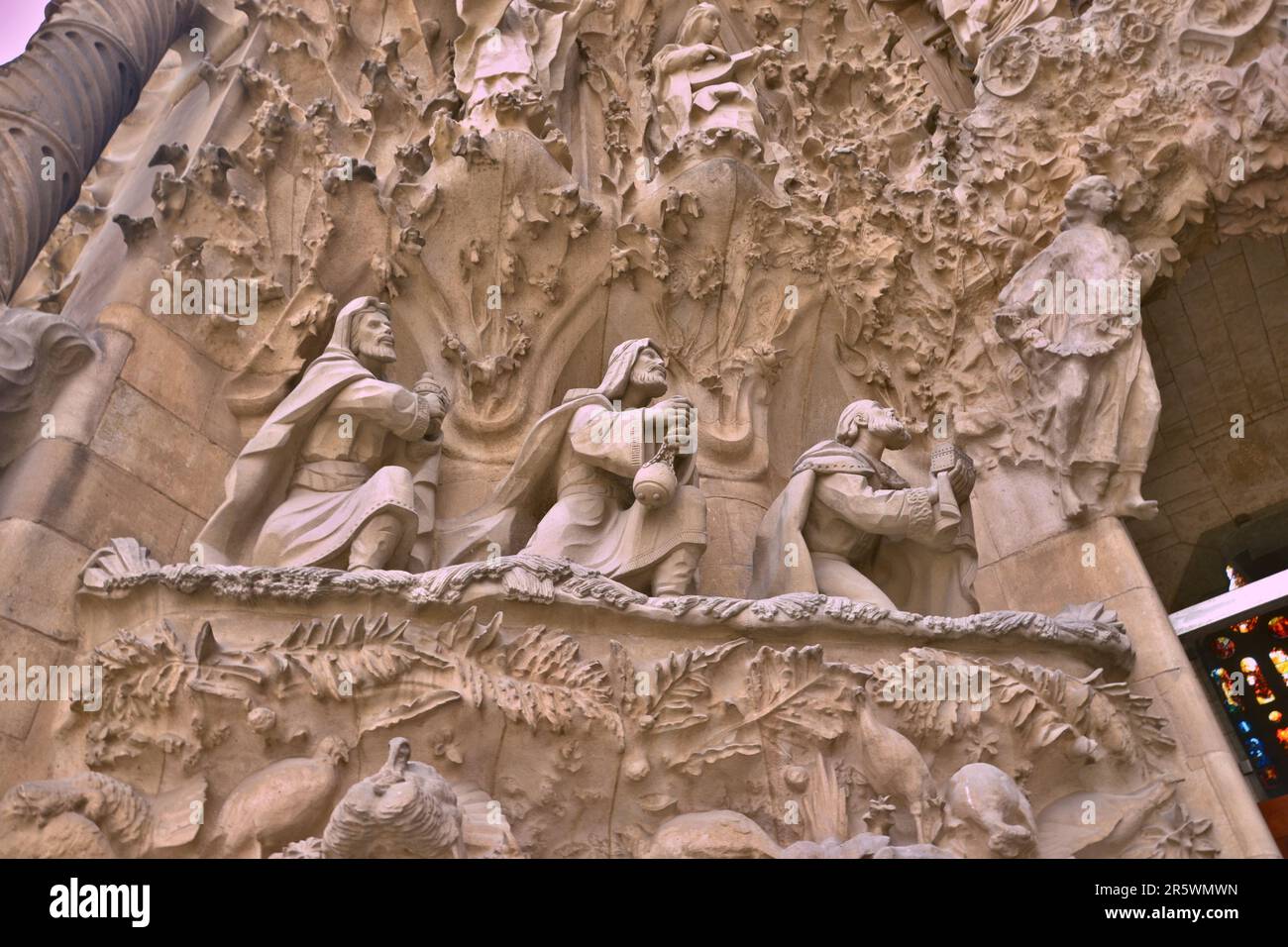 Barcelona, Spanien - August 2014 19.: Außenfassade der Sagrada Familia. Die 3 Männer sind wahrscheinlich die Magi. Sie überreichen Jesus ihre Geschenke Stockfoto