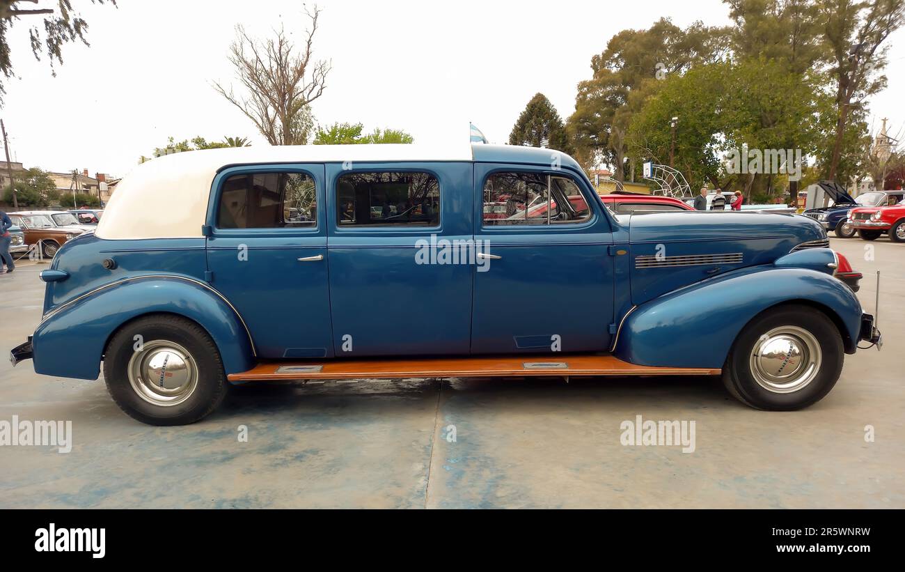 Lanus, Argentinien - 25. September 2022: Alte blaue 1939 Chevy Master JB Limousine der Serie 85 von GM in einem Park. Seitenansicht. 2022 AAA Oldtimer-Show. Stockfoto