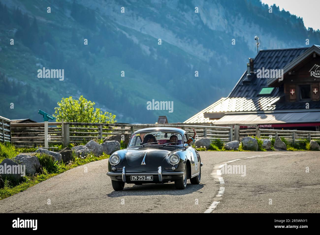 12 Victoria TREBEAU, Audrey TREBEAU, Porsche 356 SC, USA. , . Zwischen Paris und Nizza, Frankreich - Photo Gregory Lenormand/DPPI Credit: DPPI Media/Alamy Live News Stockfoto