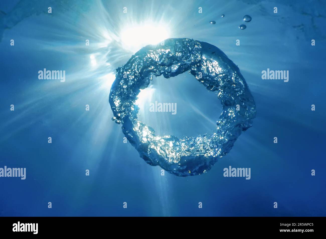 Der Unterwasserblasenring steigt zur Sonne auf Stockfoto