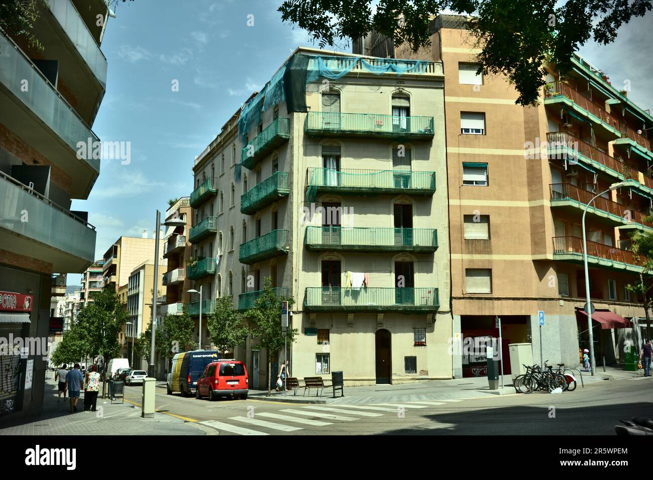 Barcelona, Spanien - August 17. 2014 : Fokus auf einer Wohnstraße. Barcelona ist eine Stadt, die bei Touristen sehr beliebt ist. Stockfoto