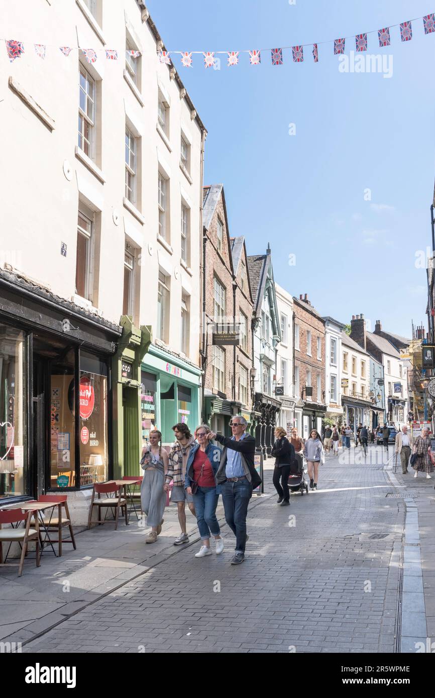 Leute, die an der Saddler Street entlang laufen, Durham City Centre, Co Durham, England, Großbritannien Stockfoto