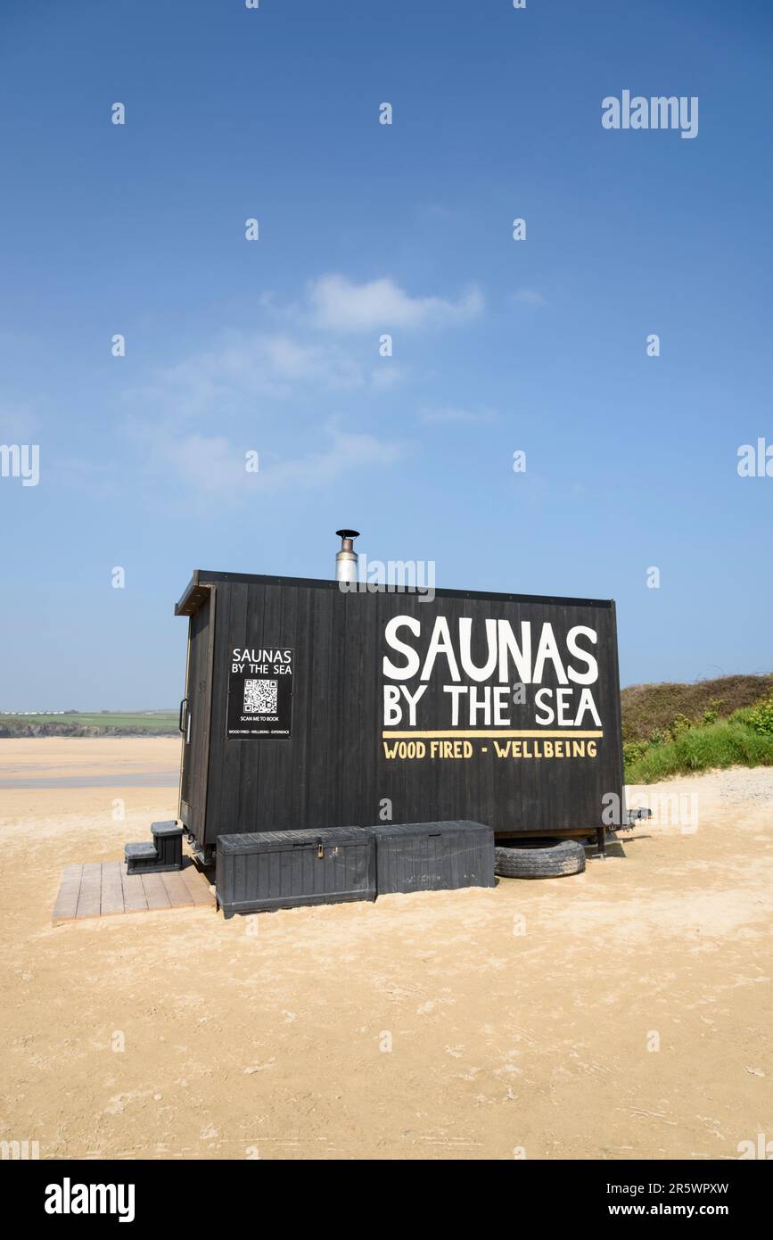 Strandhütte mit Saunen am Meer in Harlyn Bay, Cornwall, England, Großbritannien Stockfoto