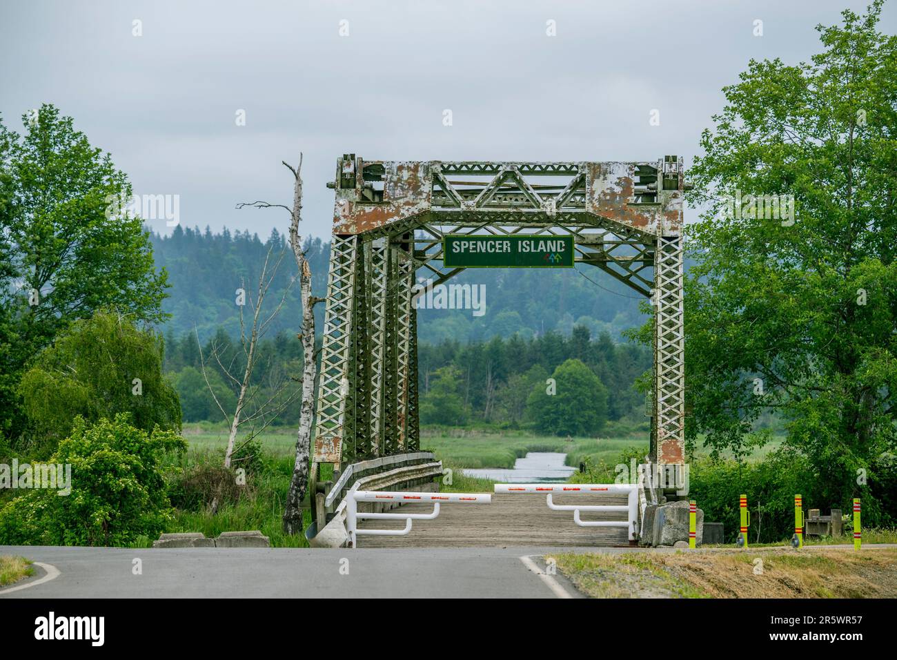 Blick auf die Brücke nach Spencer Island, Teil einer größeren Gegend, die als Snohomish River Estuary bekannt ist, in der Nähe von Everett, Washington State, United Stat Stockfoto