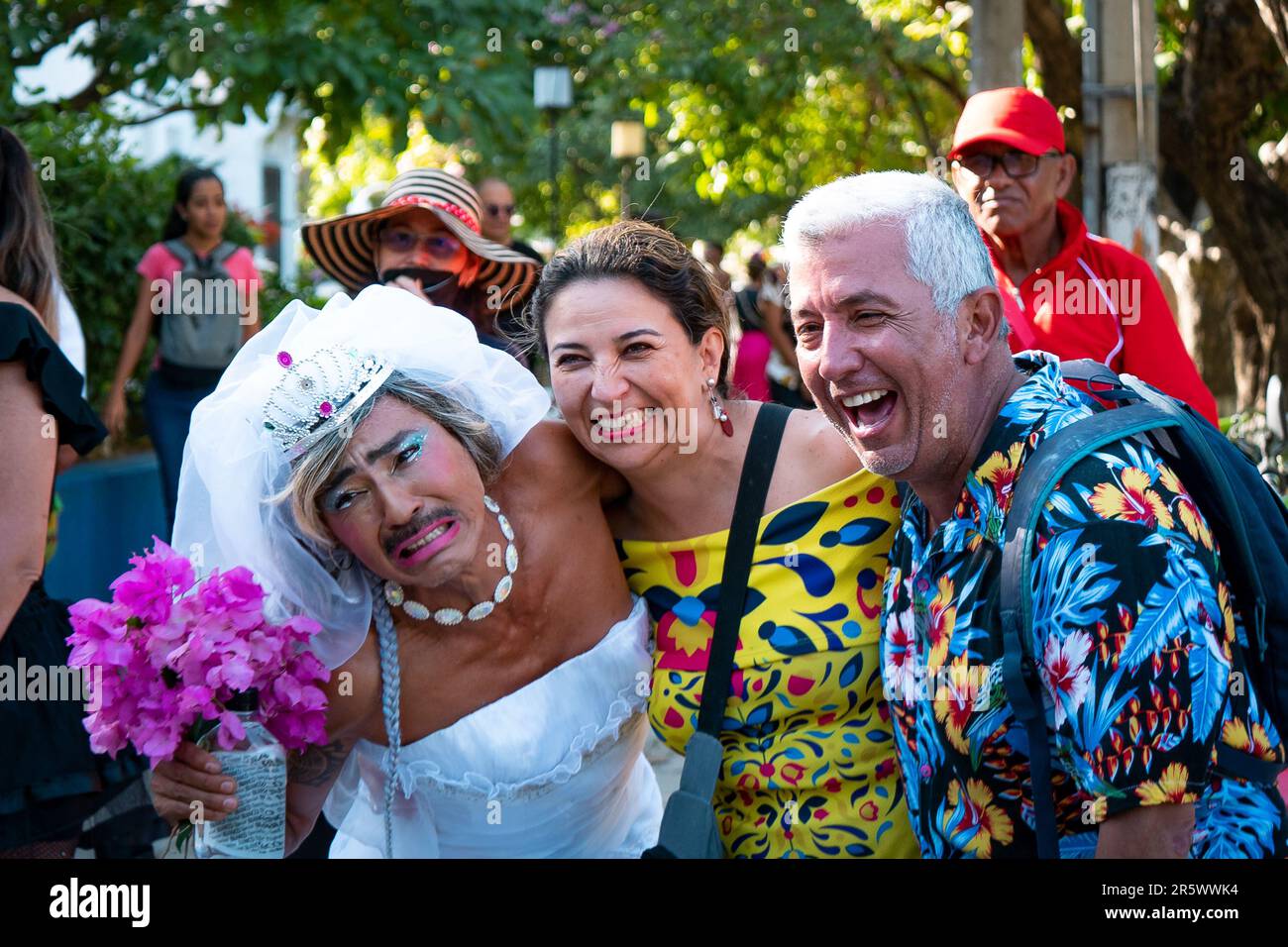 Barranquilla, Atlantico, Kolumbien - 21 2023. Februar: Kolumbianisch gekleidet als Braut schreit und umarmt ein paar Freunde bei der Last Parade of the Famous Stockfoto