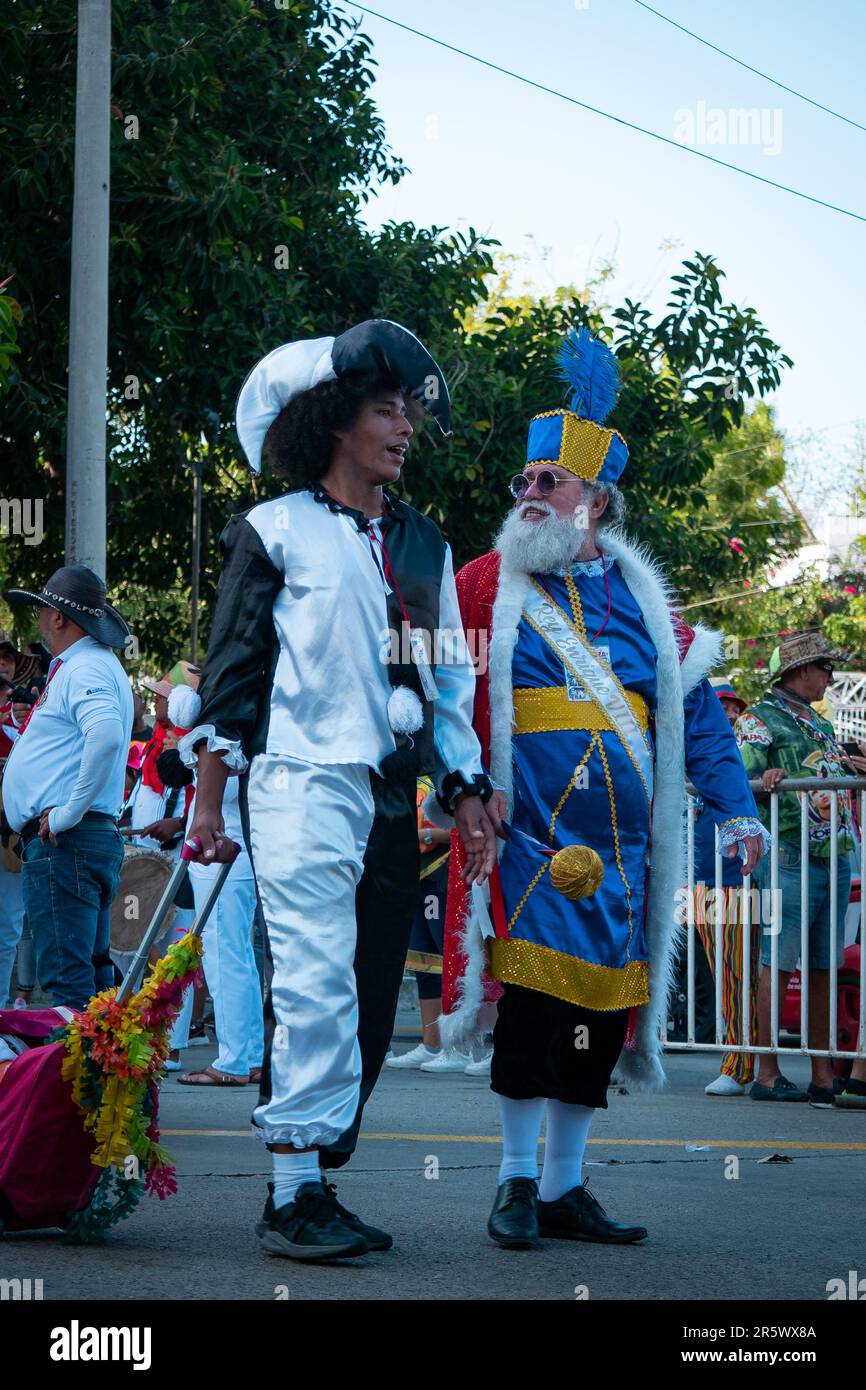 Barranquilla, Atlantico, Kolumbien - Februar 21 2023: Kolumbianer verkleidet als Noblemen und Clowns Parade am Karneval Stockfoto