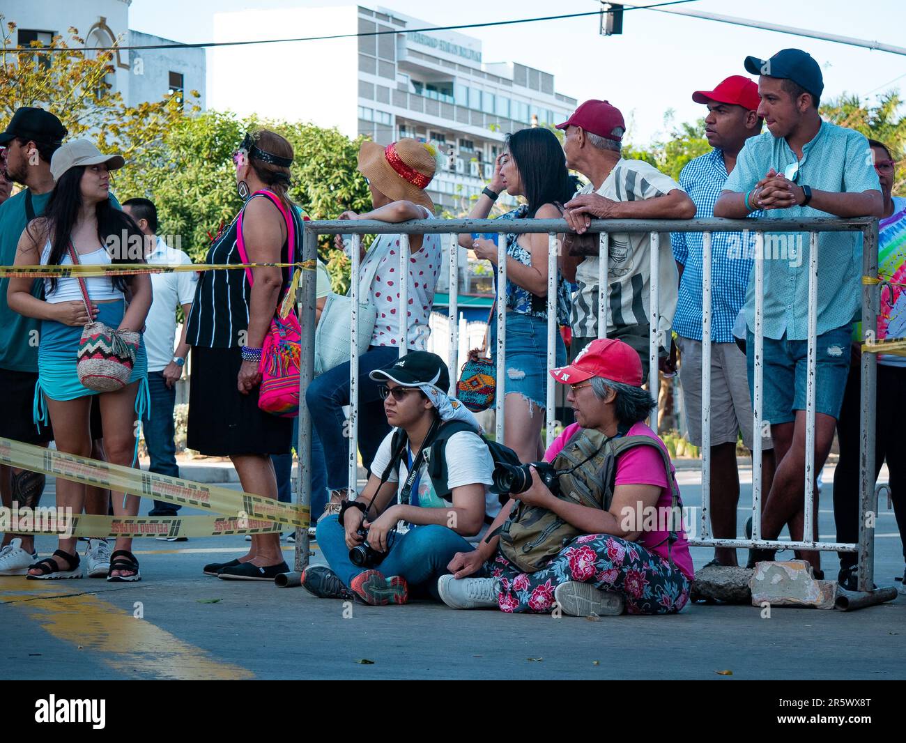 Barranquilla, Atlántico, Kolumbien – 21. Februar 2023: Zuschauer hinter einem Metallzaun bei der Karnevalsparade Stockfoto