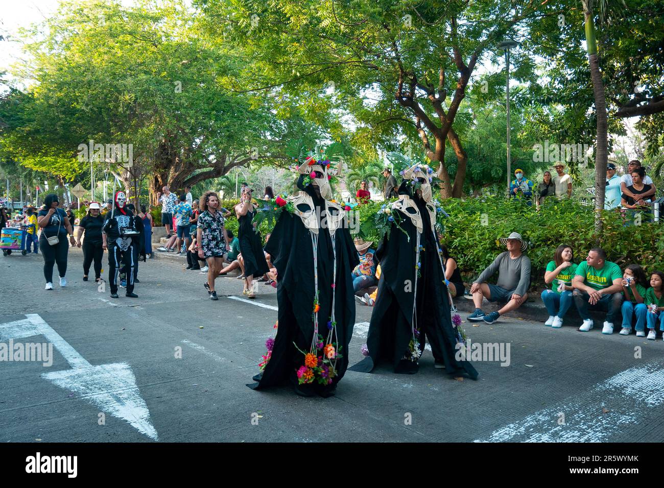 Barranquilla, Atlantico, Kolumbien - 21 2023. Februar: Kolumbianisches Kleid in Schwarz mit Maske, Spaziergang durch die Parade Street am letzten Tag des Karnevals Stockfoto