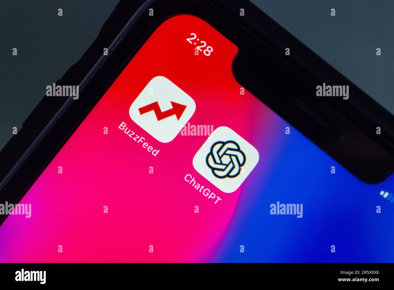 Die Symbole OpenAI ChatGPT und BuzzFeed werden in einem iPhone-Bildschirm angezeigt. BuzzFeed kündigte an, dass KI-Technologie zur Erstellung und Verbesserung von Inhalten verwendet werden soll Stockfoto