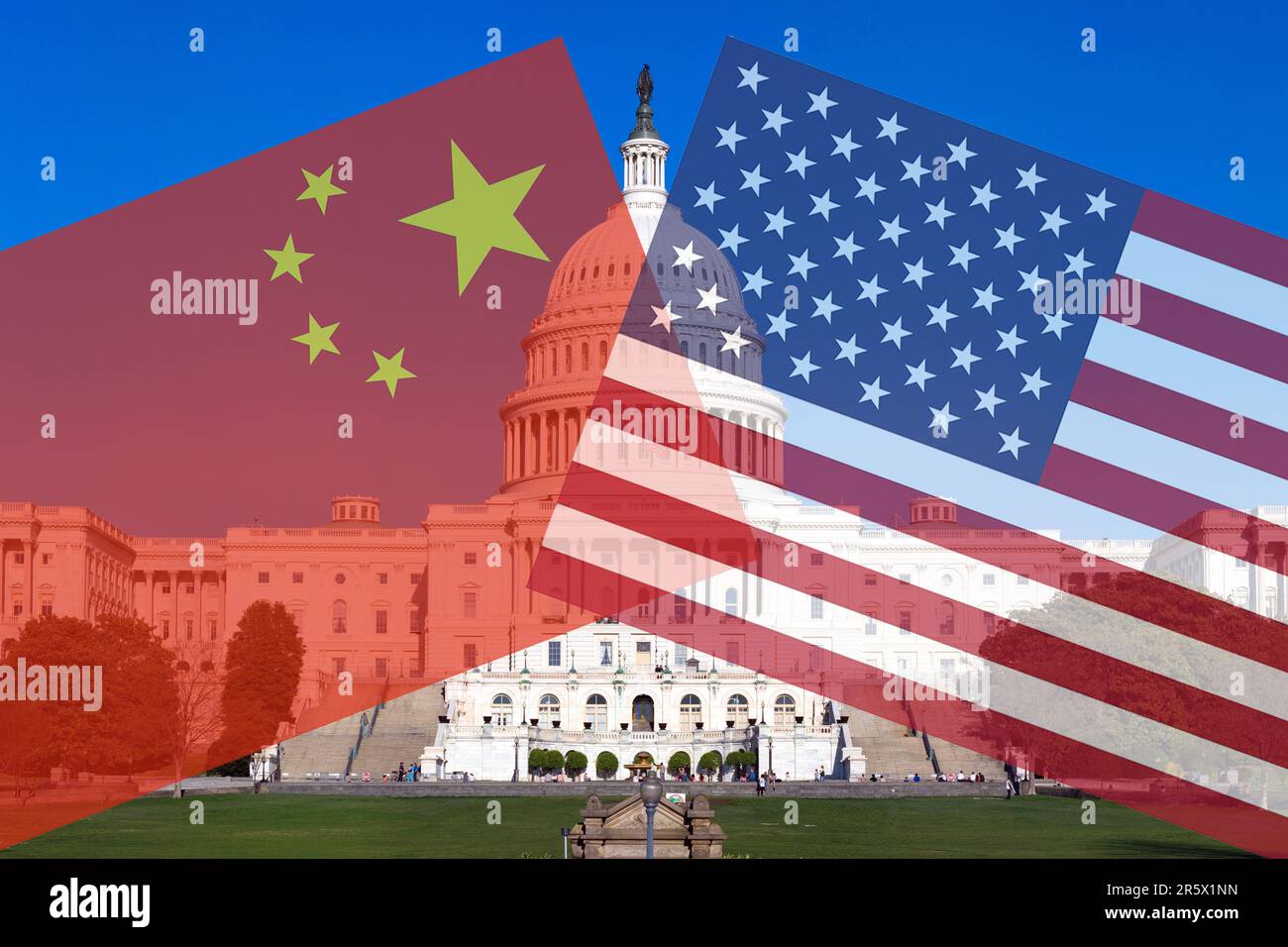 US-amerikanische und chinesische Flaggen überlagern das Kapitol der USA. Stockfoto