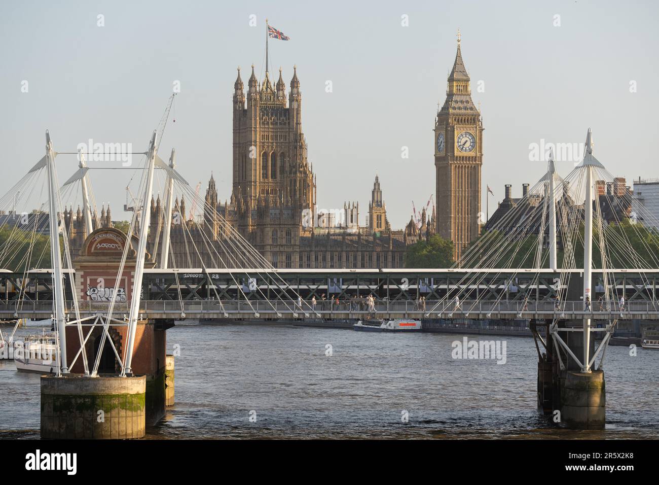 Der Palace of Westminster ist der Versammlungsort des Parlaments des Vereinigten Königreichs und befindet sich in London, England Stockfoto