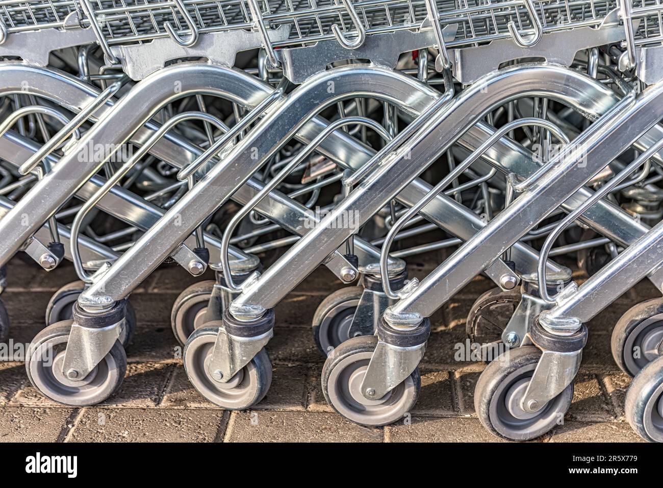 Einkaufswagen bei einem Supermarkt. Einkaufswagen in einer Reihe Stockfoto