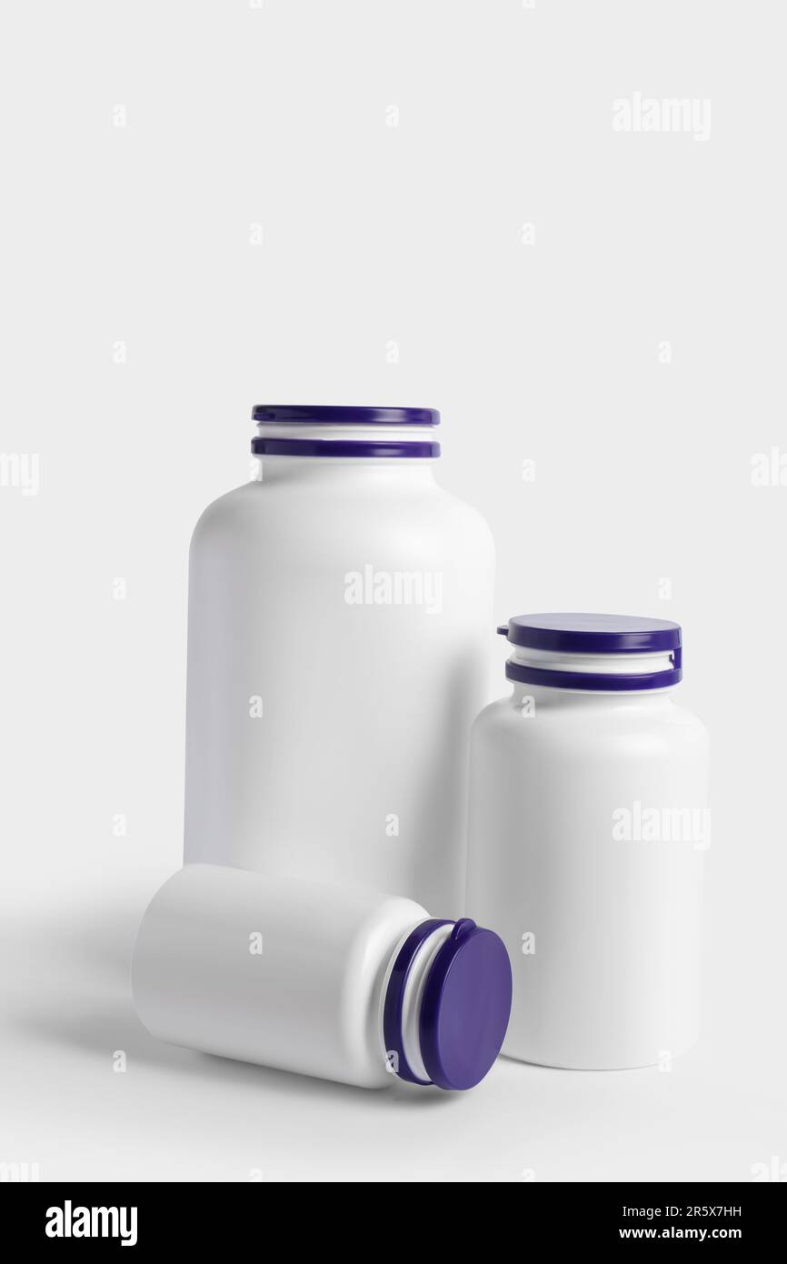 Verschlossene Plastikflaschen auf weißem Hintergrund. Medikament Stockfoto