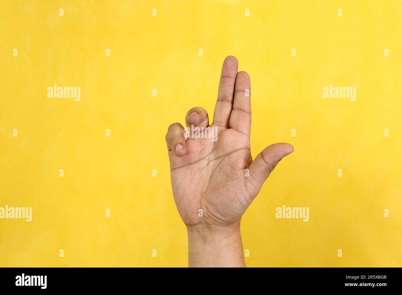Die Hände eines Latino-Mannes machen Gebärdensprache, Ausdruck und Gestenräumliche Konfiguration und visuelle Wahrnehmung, mit der Taube Menschen Stockfoto