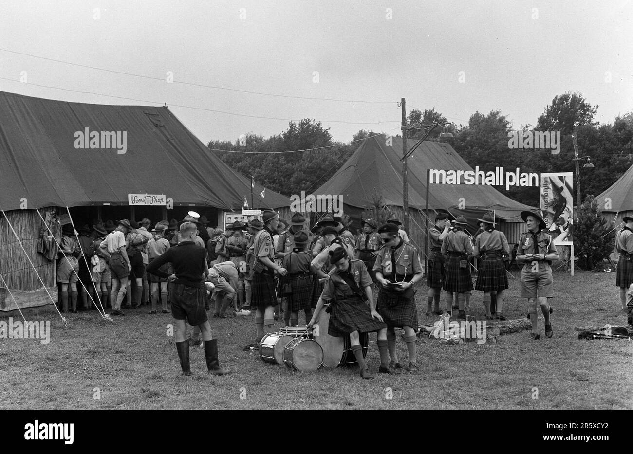 Ein niederländisches Pfadfinderlager am 1 1950. August, eingerichtet mit Mitteln aus dem Marshall-Plan. Der Marshall-Plan war ein sehr ehrgeiziges Finanzhilfeprogramm, das von US-Außenminister George Marshall vorgeschlagen wurde. Er verstand, dass ein zerstörtes und prostruktives Europa finanzielle Hilfe braucht, um sich zu erholen und die Bedrohung durch kommunistische Aufstände zu beseitigen. Die Hilfe wurde nicht ausgeliehen, und jedes Land hat über die Verwendung der Mittel entschieden. In den drei Jahren des Programms gaben die USA Europa $13 Milliarden Dollar, eine riesige Summe im Wert von $175 Milliarden Dollar zu heutigen Werten. Dieser weitblickende und großzügige Plan war ein wichtiger Faktor in r Stockfoto