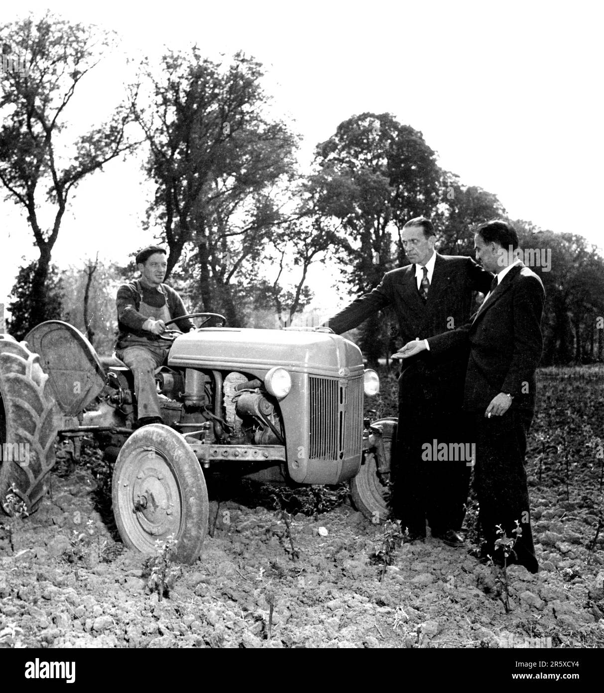 Traktoren, die nach dem Marshall-Plan aus den USA ausgeliefert werden und in Frankreich eintreffen. Der Marshall-Plan war ein sehr ehrgeiziges Finanzhilfeprogramm, das von US-Außenminister George Marshall vorgeschlagen wurde. Er verstand, dass ein zerstörtes und prostruktives Europa finanzielle Hilfe braucht, um sich zu erholen und die Bedrohung durch kommunistische Aufstände zu beseitigen. Die Hilfe wurde nicht ausgeliehen, und jedes Land hat über die Verwendung der Mittel entschieden. In den drei Jahren des Programms gaben die USA Europa $13 Milliarden Dollar, eine riesige Summe im Wert von $175 Milliarden Dollar zu heutigen Werten. Dieser weitreichende und großzügige Plan war ein wichtiger Faktor für den Neustart Stockfoto