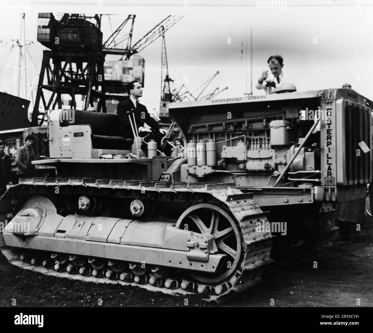 Ein Bulldozer, der aus den USA nach dem Marshall-Plan in Frankreich eintrifft. Der Marshall-Plan war ein sehr ehrgeiziges Finanzhilfeprogramm, das von US-Außenminister George Marshall vorgeschlagen wurde. Er verstand, dass ein zerstörtes und prostruktives Europa finanzielle Hilfe braucht, um sich zu erholen und die Bedrohung durch kommunistische Aufstände zu beseitigen. Die Hilfe wurde nicht ausgeliehen, und jedes Land hat über die Verwendung der Mittel entschieden. In den drei Jahren des Programms gaben die USA Europa $13 Milliarden Dollar, eine riesige Summe im Wert von $175 Milliarden Dollar zu heutigen Werten. Dieser weitreichende und großzügige Plan war ein wichtiger Faktor für die Ruhe Stockfoto