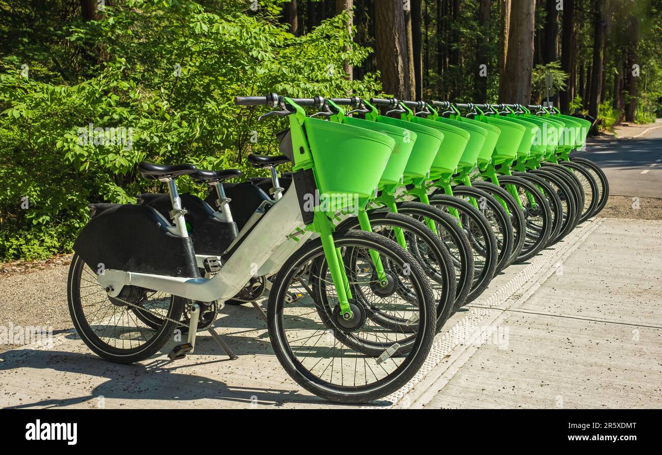 Fahrradverleih auf der Straße. Fahrradverleih Park auf dem Regal wartet auf Touristenmiete, um in der intelligenten Stadt zu fahren. Fahrradverleih im Stockfoto