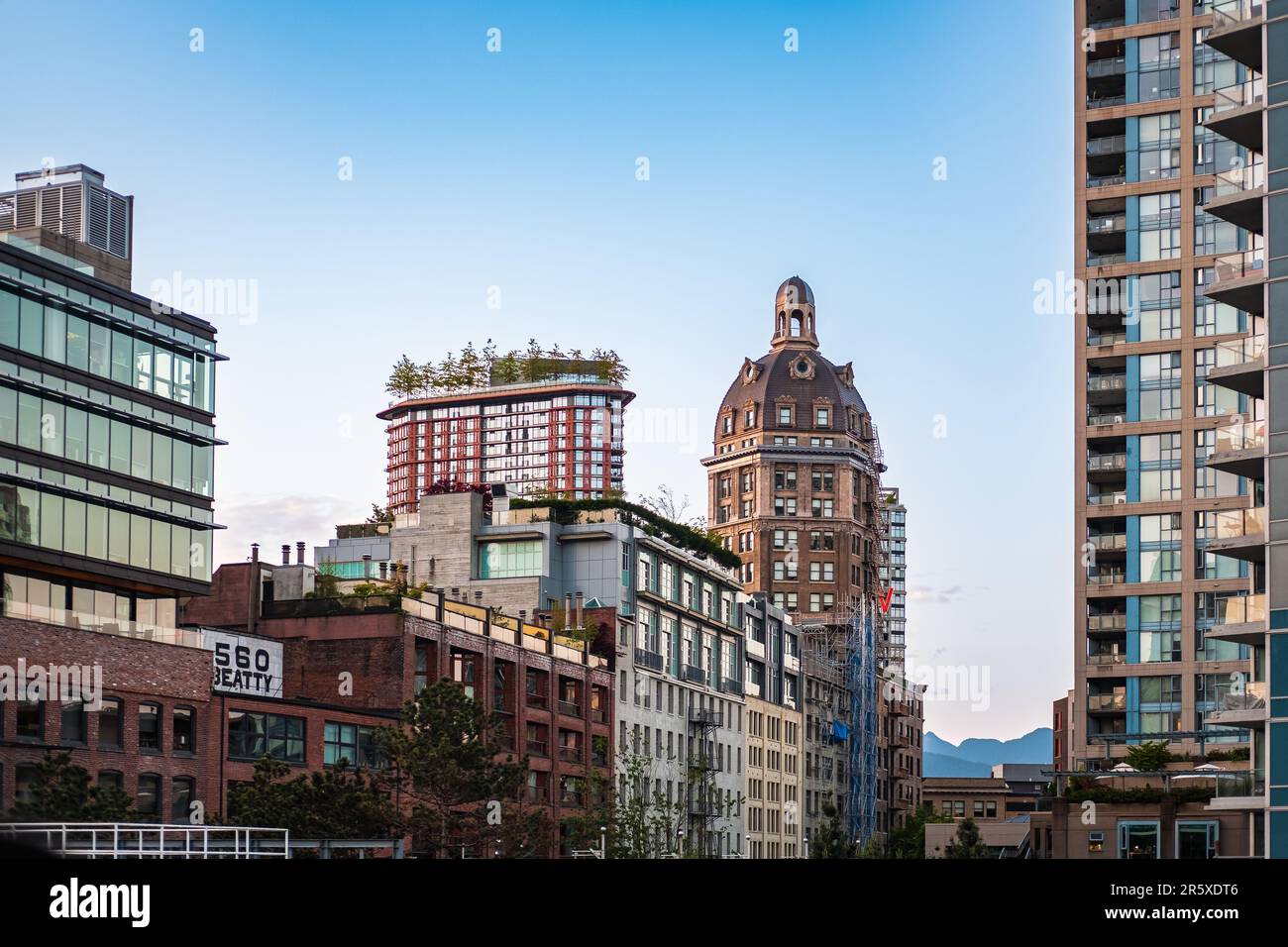 Bürogebäude mit Stadtbild und moderner Geschäfts- und Wohnarchitektur. Geschäfts- und Erfolgskonzept. Skyline der Stadt an einem sonnigen Tag Stockfoto