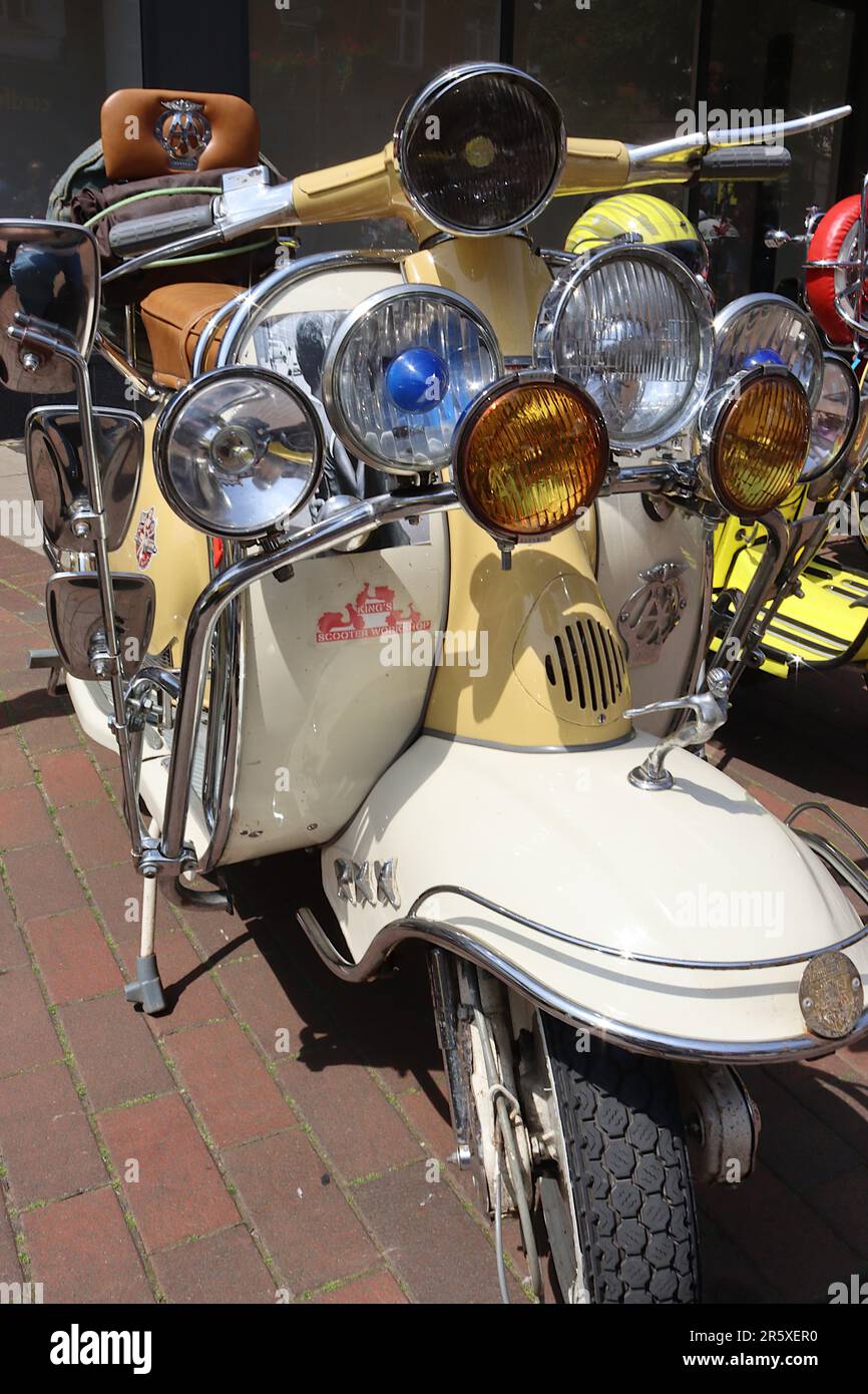 1960er Serie 2 Lambretta Li 150 mit antikem Chromzubehör, Spiegeln, Weitstrahlern, Nebelscheinwerfern, Motorhaubenmaskottchen, Headlight Peak, Mai 2023. Stockfoto