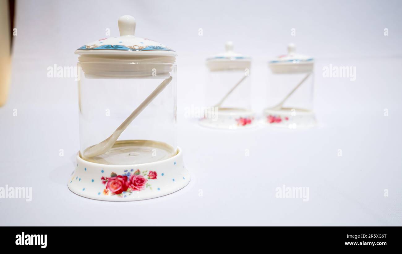 Set aus Gläsern mit Blumenmuster, Deckel und Tablett: Eine bezaubernde Ergänzung für Ihr Zuhause ist ein wunderschönes Set aus Gläsern mit aufwändigen Blumenmustern auf beiden T-Stücken Stockfoto
