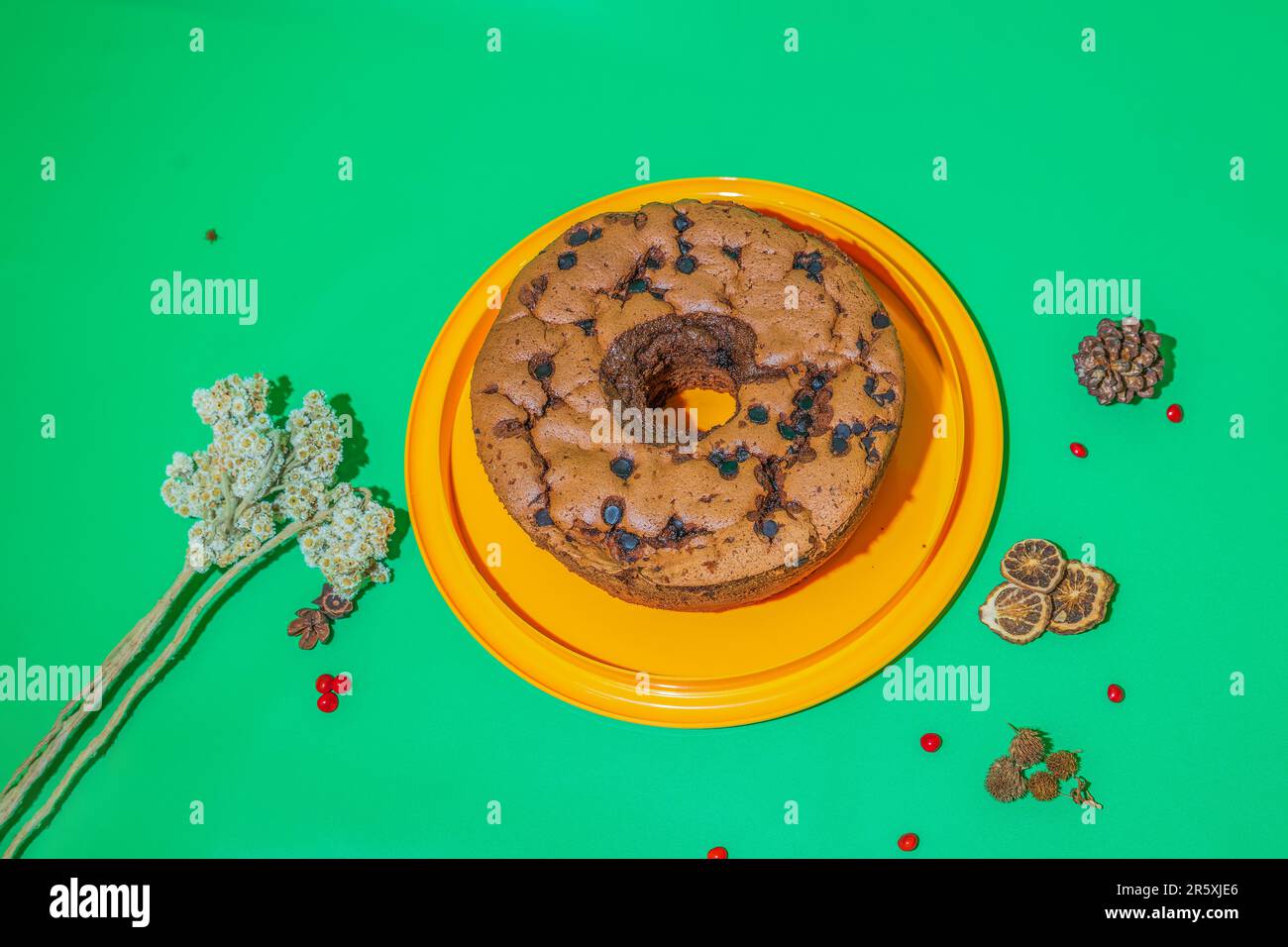 Der gelbe runde Kuchenbehälter mit transparentem Deckel ist eine stilvolle und praktische Aufbewahrungslösung für Ihre köstlichen Kuchen. Stockfoto