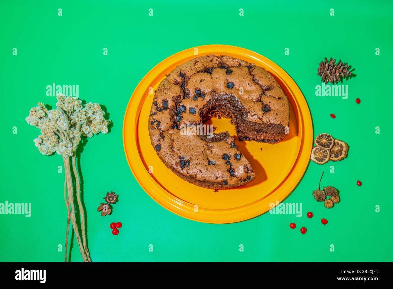 Der gelbe runde Kuchenbehälter mit transparentem Deckel ist eine stilvolle und praktische Aufbewahrungslösung für Ihre köstlichen Kuchen. Stockfoto