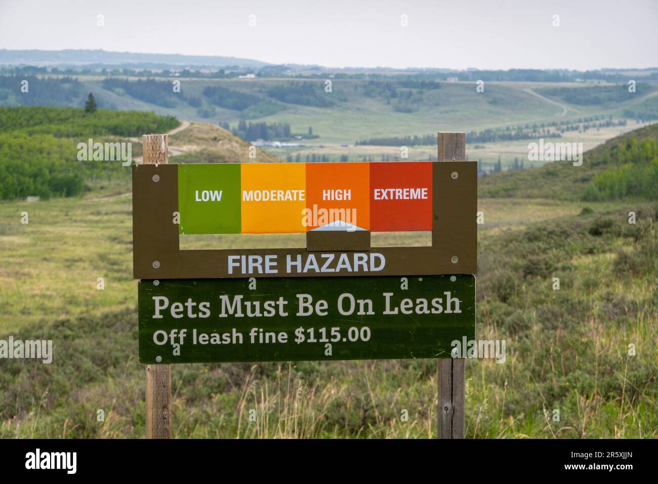 Cochrane, Alberta, Kanada. 4. Juni 2023. Ein Schild mit hoher Brandgefahr im Glenbow Ranch Provincial Park Stockfoto