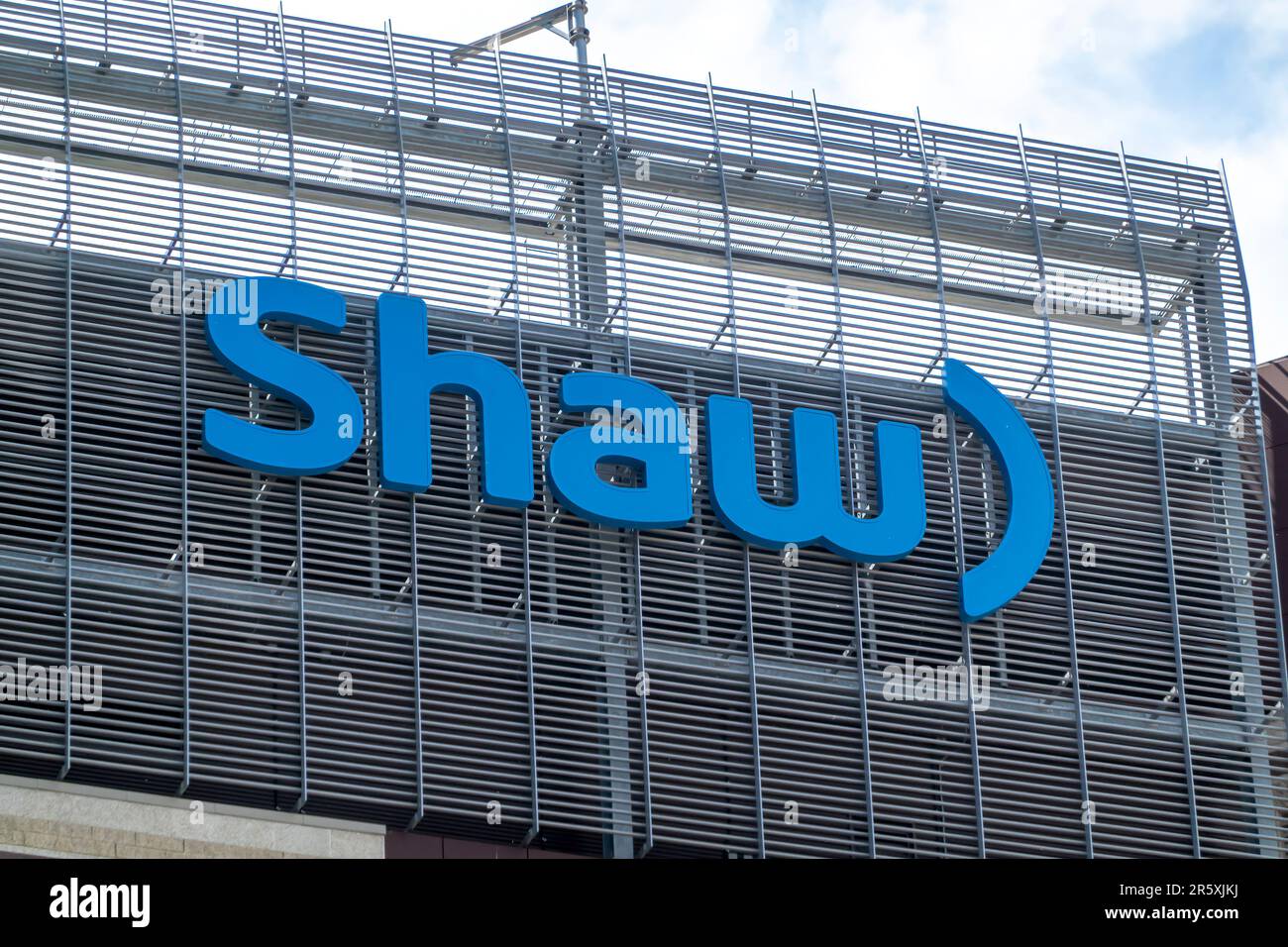 Calgary, Alberta, Kanada. 4. Juni 2023. Eine Nahaufnahme eines Shaw-Gebäudes im Frühling. Stockfoto