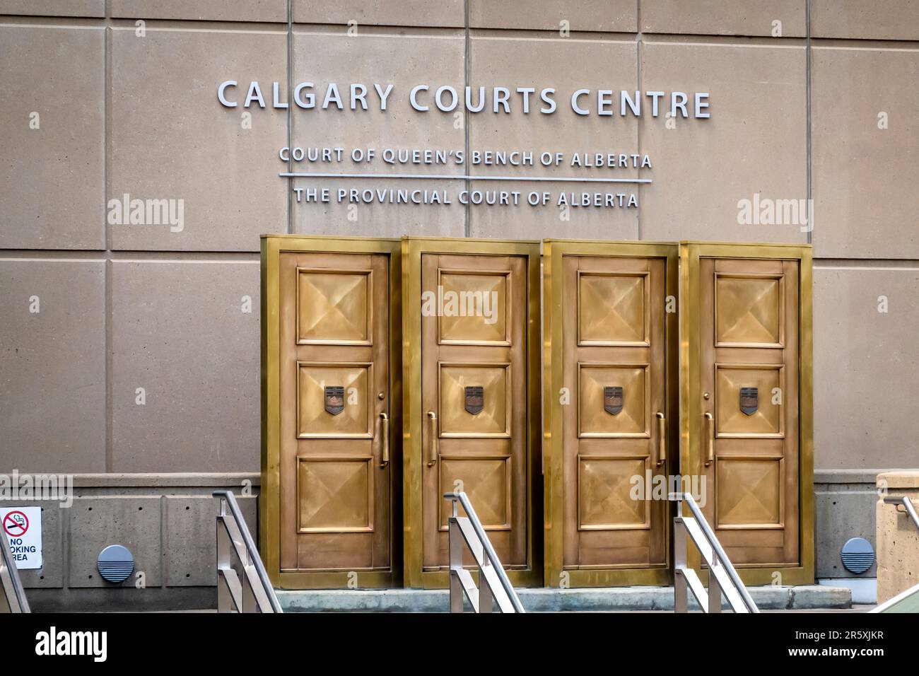 Calgary, Alberta, Kanada. 4. Juni 2023. Calgary Courts Centre. Die Türen sollten den Durchgang in ein Gebäude symbolisieren, in dem die Gerechtigkeit b stehen würde Stockfoto