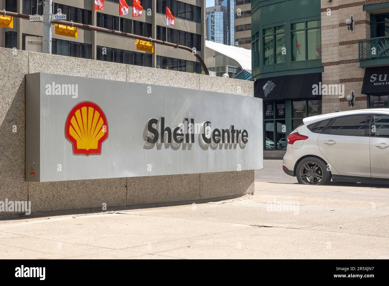 Calgary, Alberta, Kanada. 4. Juni 2023. In der Nähe eines Shell Centre-Gebäudes. Stockfoto