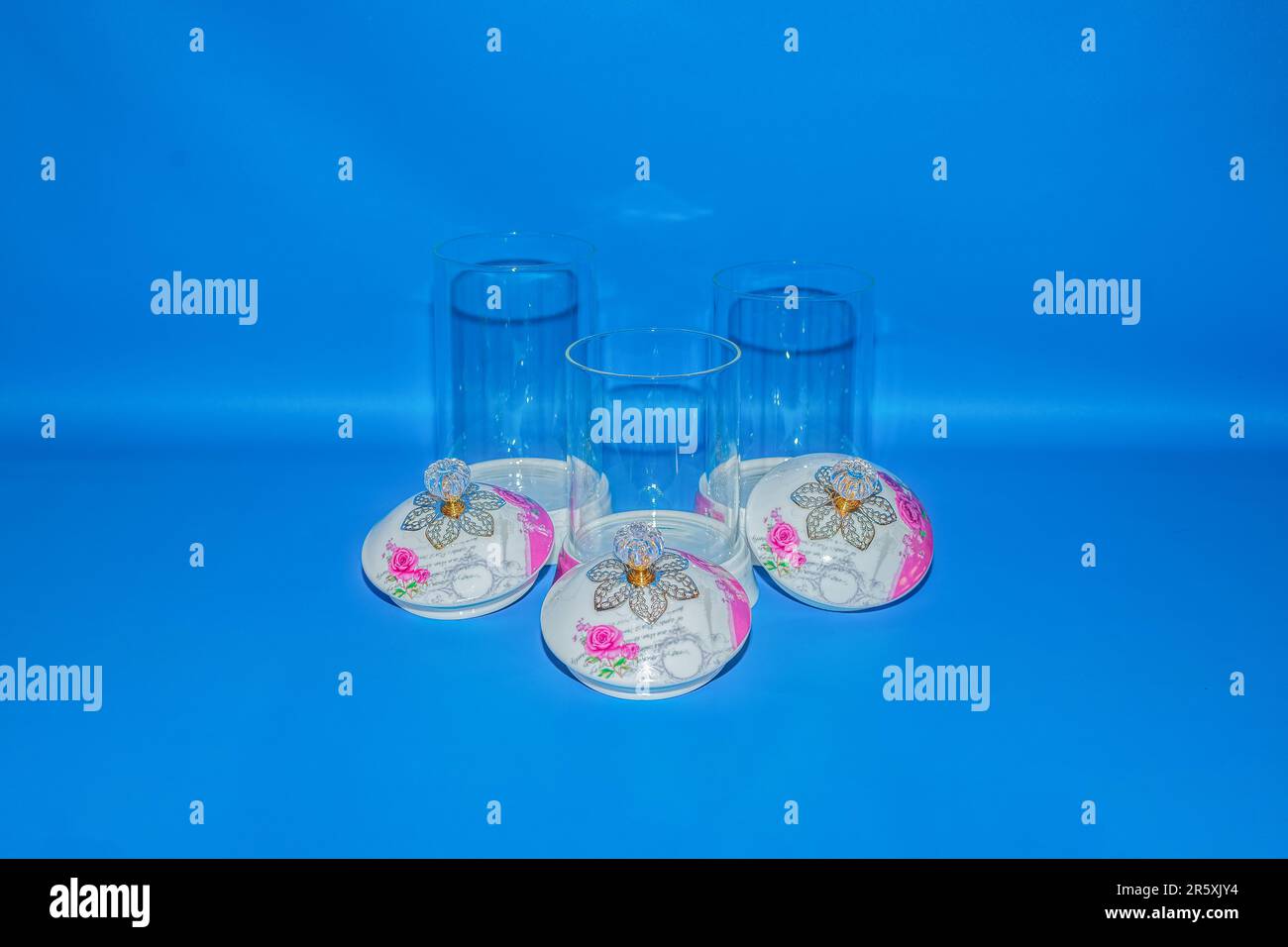 Die Glasdose mit Keramikdeckel und rosafarbenem Blumenmotiv ist eine schöne und praktische Aufbewahrungslösung für Ihre Küche oder Ihr Zuhause. Stockfoto