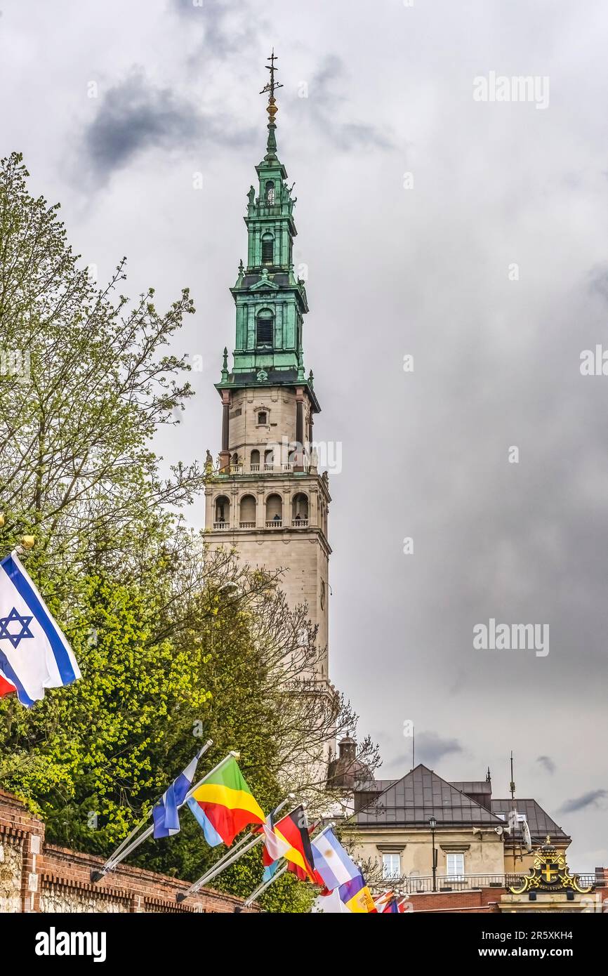 Jasna Gora Klosterkirche Kirchturm Flaggen Eingang Schwarze Madonna Haus Polen. Die Schwarze Madonna ist ein polnisches Symbol, das Jerusalem 326 v. Chr. entdeckt hat. Stockfoto