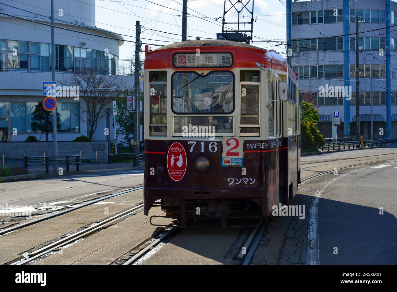 Hakodate, Japan - 27. April 2023. Klassische Straßenbahn auf den Straßen von Hakodate, Hokkaido, Japan. Stockfoto