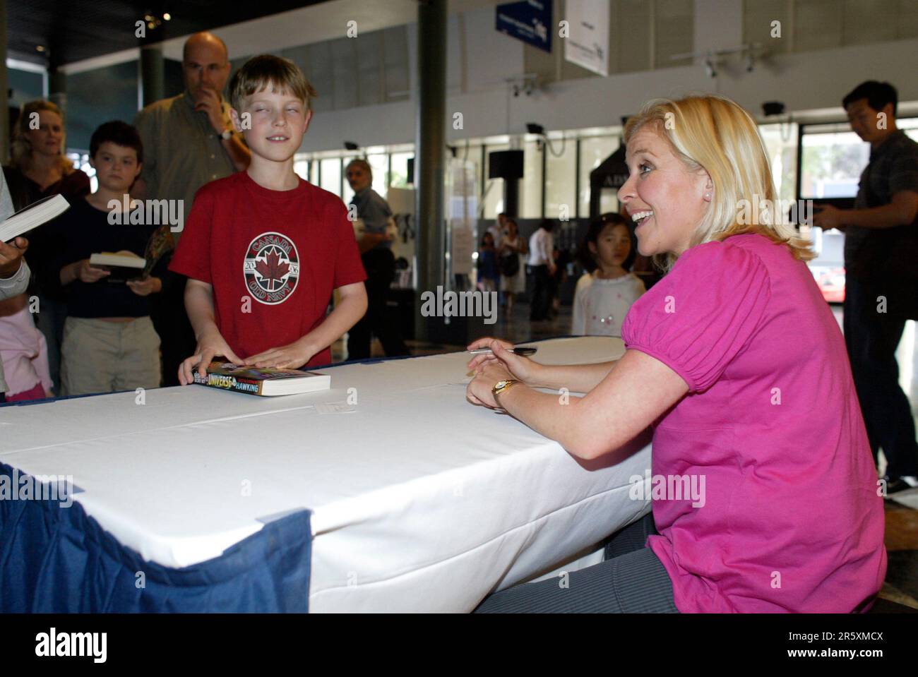 Lucy Hawking, Tochter des Physikers und Astronomen Stephen Hawking, hält am 14. Oktober 2007 im Powerhouse Museum in Sydney, Australien, eine Rede und unterzeichnet ihr neues Buch „George’s Secret Key to the Universe“. Stockfoto