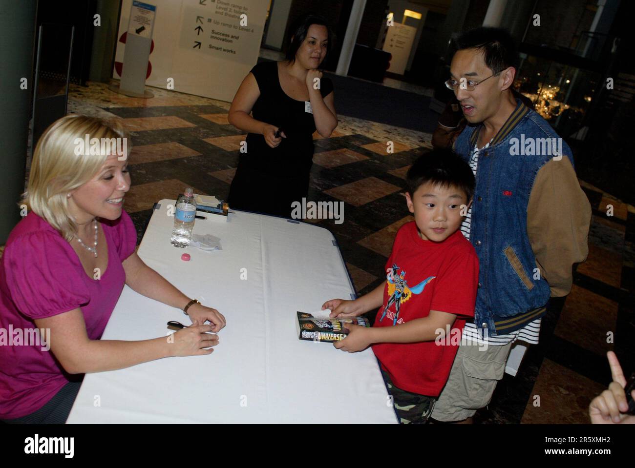 Lucy Hawking, Tochter des Physikers und Astronomen Stephen Hawking, hält am 14. Oktober 2007 im Powerhouse Museum in Sydney, Australien, eine Rede und unterzeichnet ihr neues Buch „George’s Secret Key to the Universe“. Stockfoto